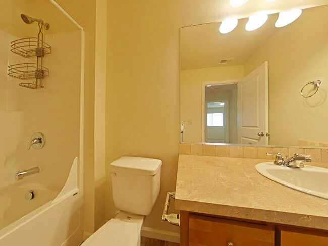 Building Photo - 5 Bedroom House ~ Albany ~ Small Pet Friendly