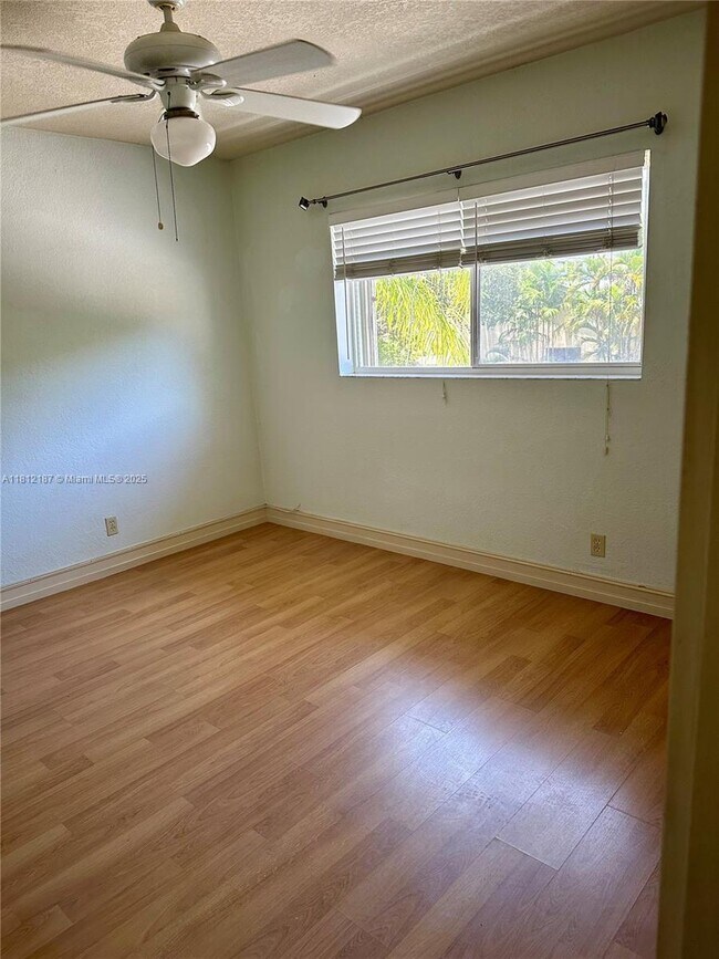 Building Photo - 1423 Holly Heights Dr