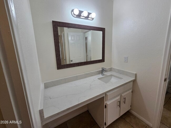 Building Photo - 715 N Arrowhead Dr