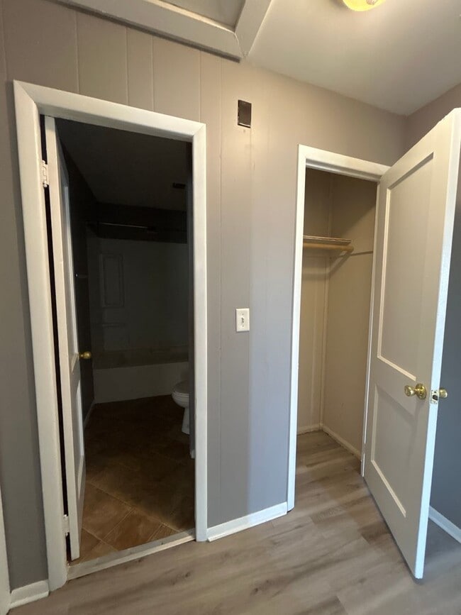Building Photo - Updated 2-Bedroom, 1-Bathroom Home in Sout...