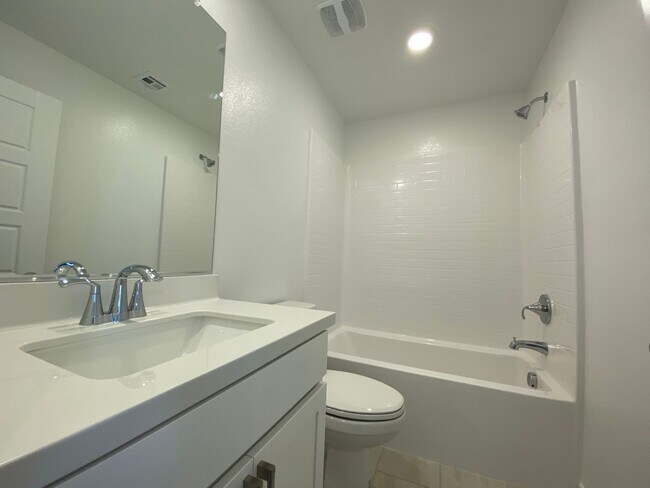 Building Photo - Fabulous 4 bedroom  Townhouse