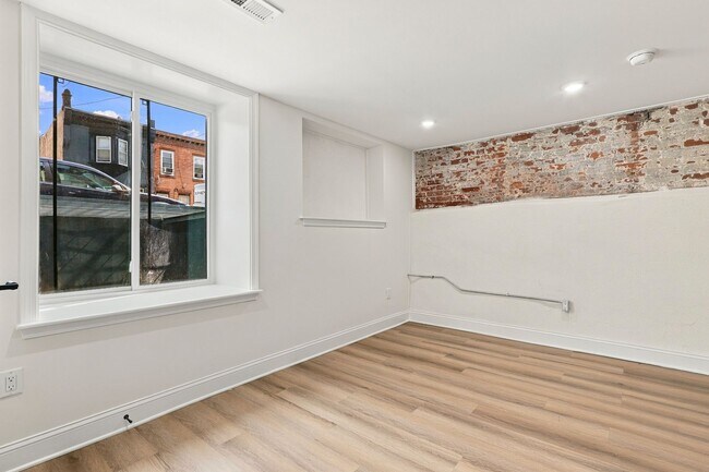 Building Photo - 2434 N 33rd St