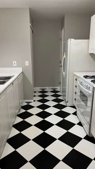 Building Photo - 6076 Georges Park Dr