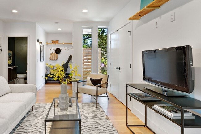 Building Photo - 2bd/1.5ba Seattle Condo