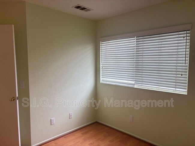 Building Photo - 202 Cancion Way