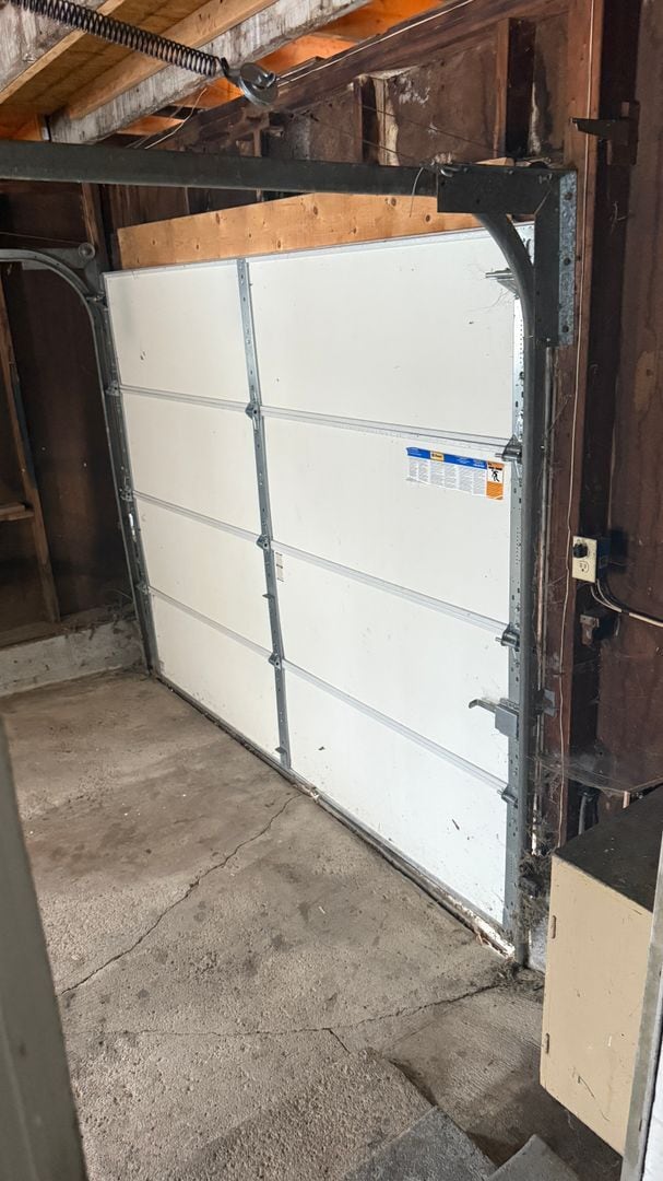 Building Photo - Large 3 bedroom Single Family Home