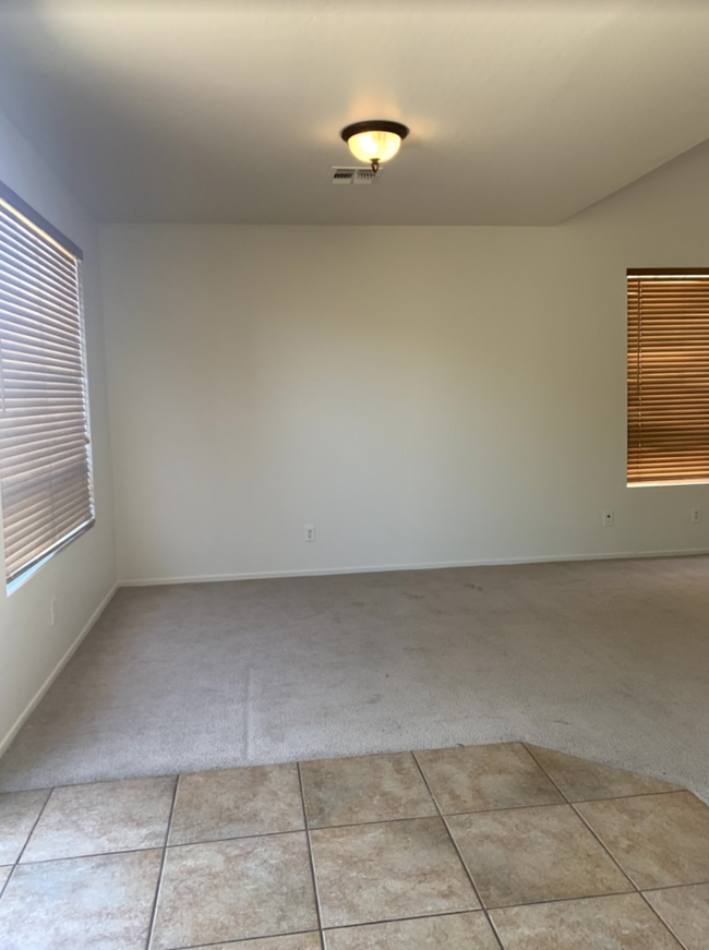 Building Photo - Spacious 3 Bed 2.5 Bath Home! Gated Commun...