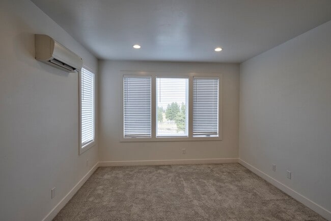 Building Photo - 2580 N W Awbrey Point Cir