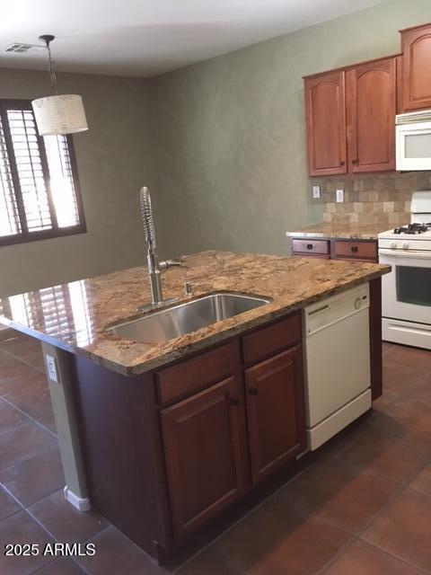 Building Photo - 3636 E Parkview Dr