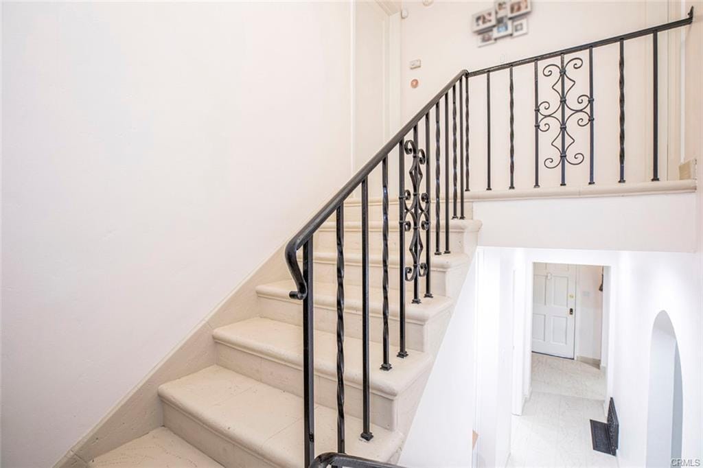 Building Photo - 2313 Hollister Ter