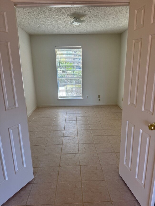 Building Photo - 3010 Mesquite Dr