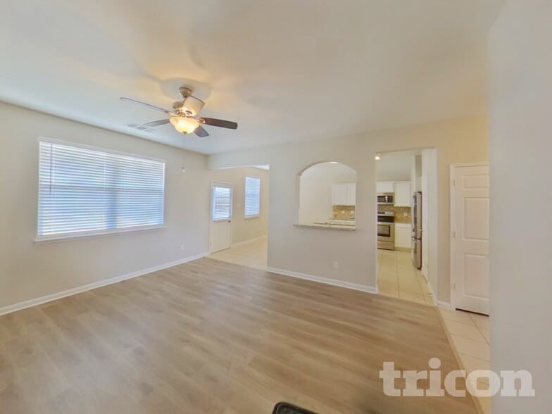 Building Photo - 825 Hawthorne Rd