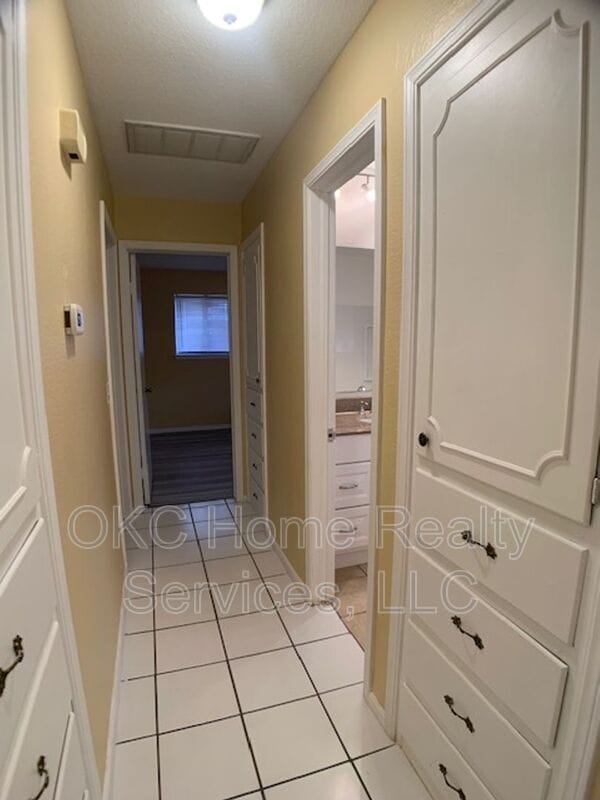 Building Photo - 2808 N Ditmer Rd