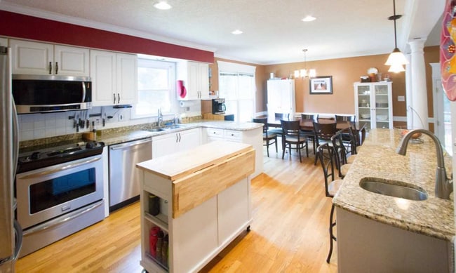 Building Photo - 3 bedroom home - great backyard - Lake Jeanette