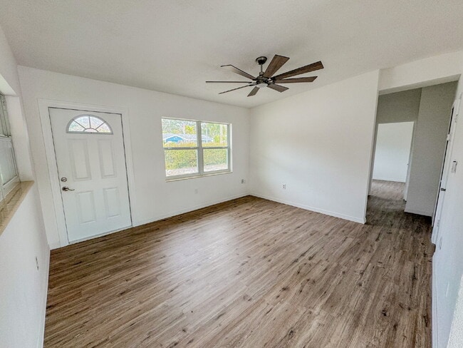 Building Photo - Large fenced yard! Central location!