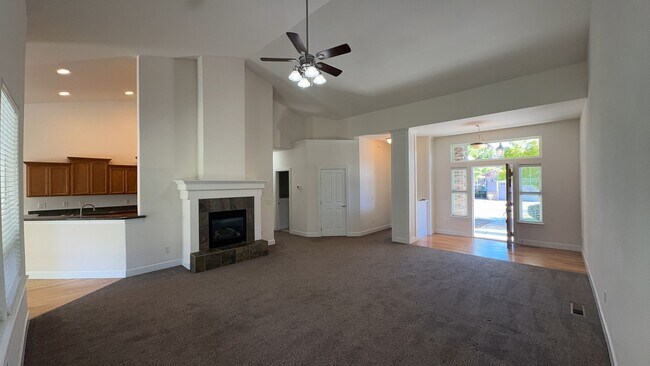 Building Photo - 2 Bed 2 Bath Home