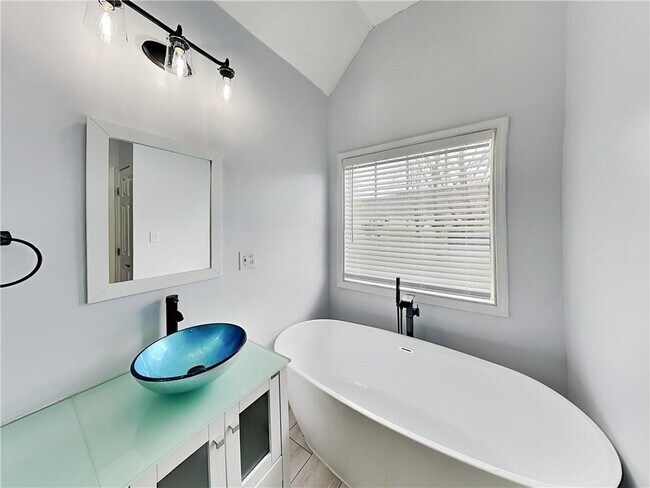 Building Photo - 17 Derby Way NE