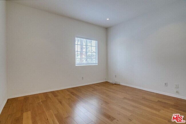 Building Photo - 852 N Poinsettia Pl