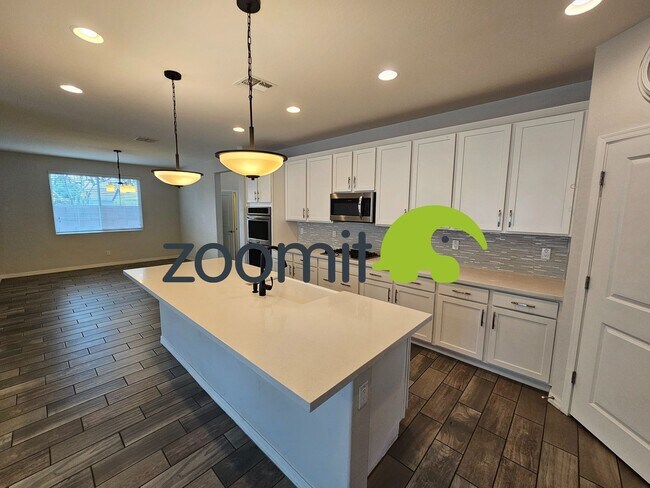 Building Photo - Wonderful 5 bedroom home **Coming Soon May 2026***