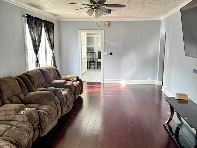 Building Photo - 216 Burton Ave