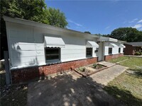 Building Photo - 4039 Lindsey Dr