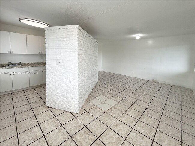 Building Photo - 3049 NW 9th Ave