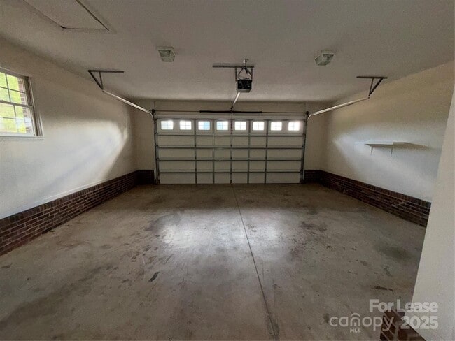 Building Photo - 401 Miller Farm Rd