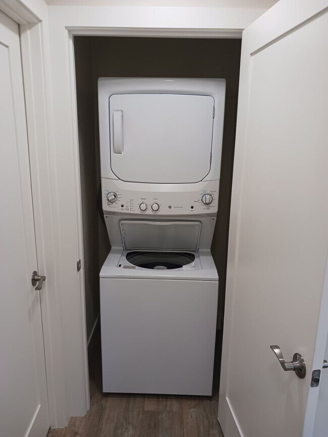 Building Photo - 2 Bedroom Available July 1st Located in Central Davis