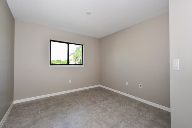 Building Photo - 347 Pinehurst Ave