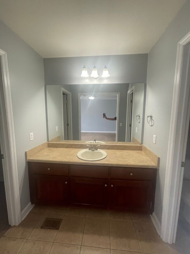 Building Photo - Eagle Landing Subdivision - Hardwood Floor...