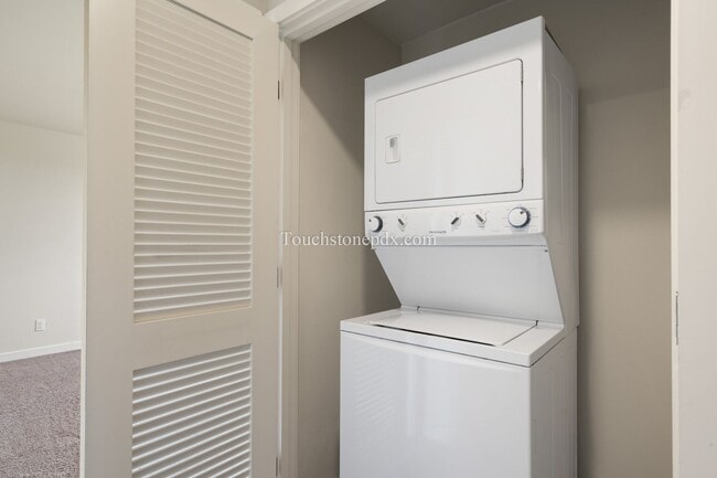 Building Photo - Contemporary 2 BD | 1.5 BA Apartment in The Heart of Northeast Portland