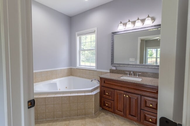 Building Photo - Charming Country Colonial on Cul-de-Sac, 4...