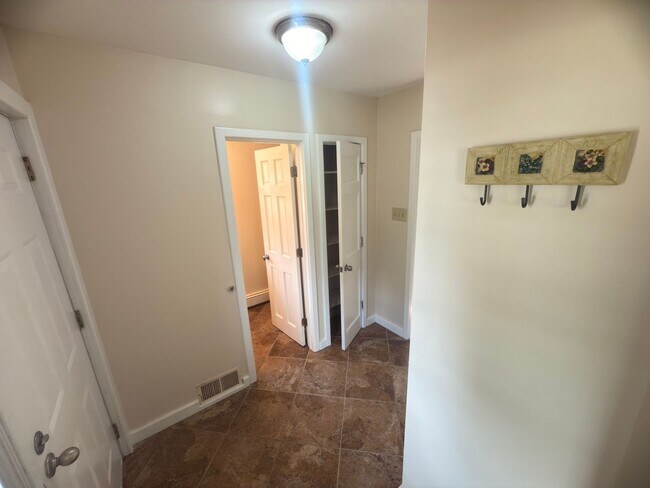 Building Photo - Charming 3-Bedroom Home + Bonus Room in Prime Niskayuna Location!