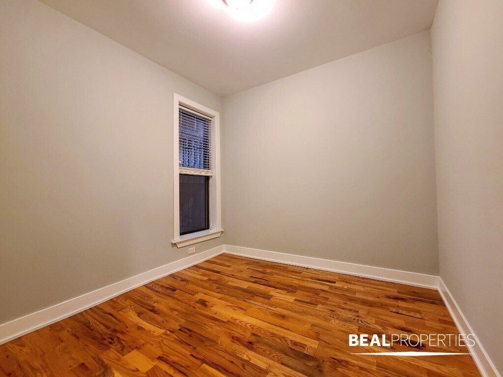 Building Photo - 627 W Oakdale Ave