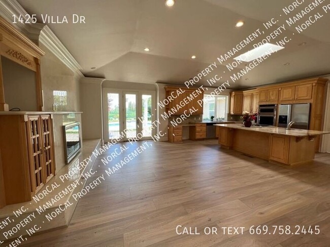 Building Photo - 1425 Villa Dr