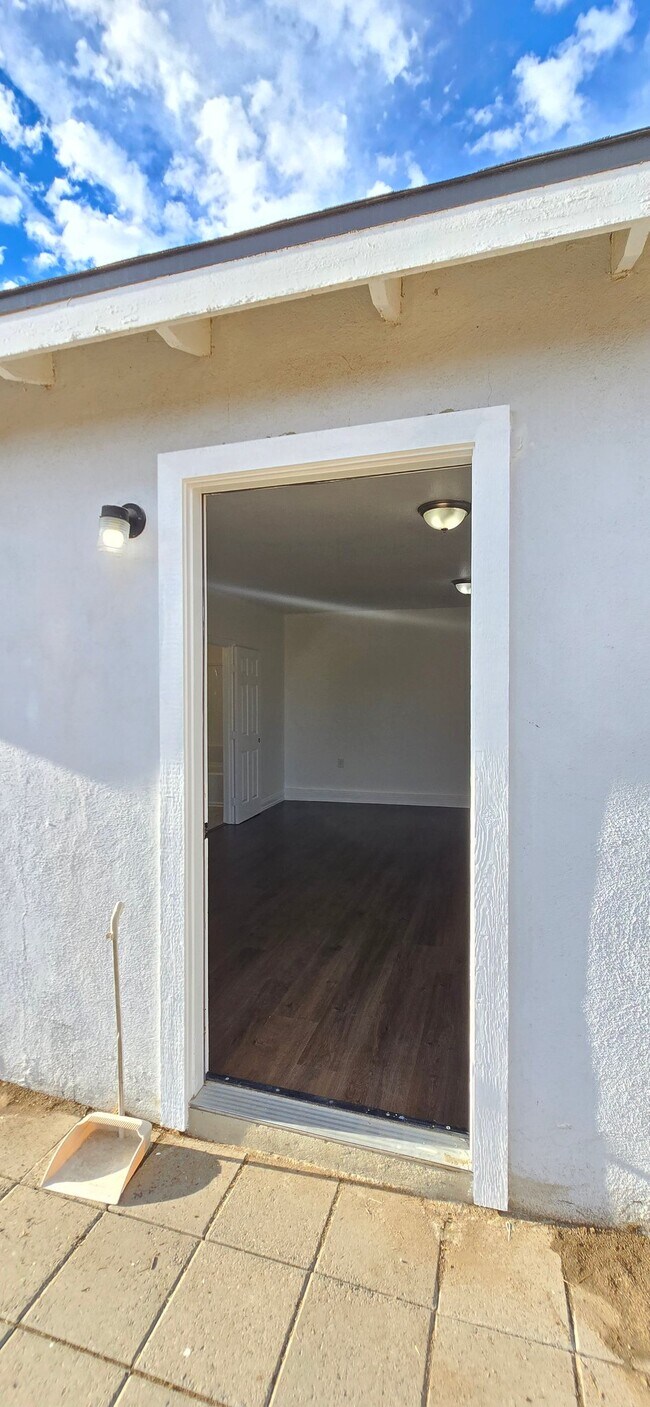 Building Photo - 2373 N Alameda Ave