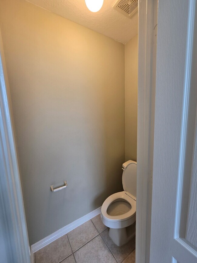 Building Photo - 2126 Blue Water Bay Dr