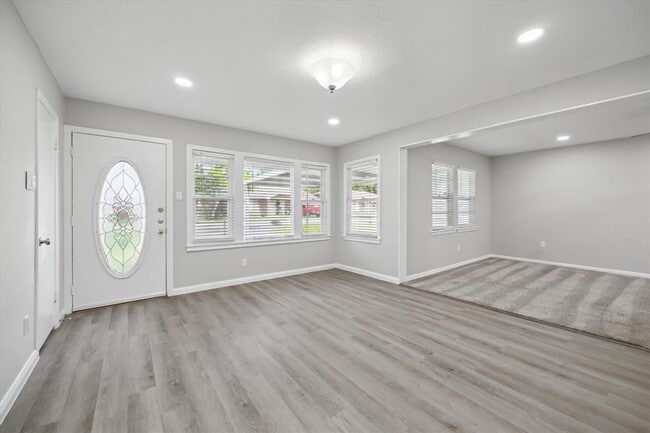 Building Photo - 403 W Oak St