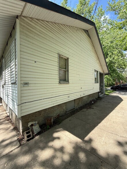 Building Photo - 927 W North St