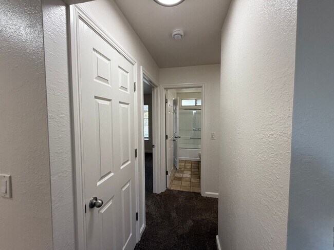 Building Photo - Parkview Condo close to shopping & Freeway!