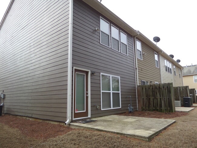 Building Photo - Rare 2 bed 2.5 bath  located in Kennesaw m...
