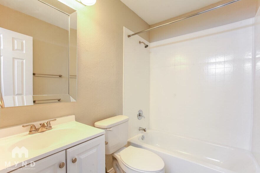 Building Photo - 421 Pin Oak Ln