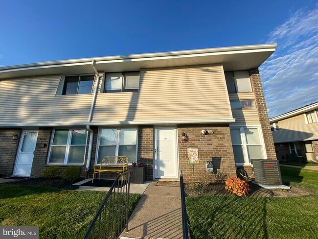 Building Photo - 3850 Woodhaven Rd