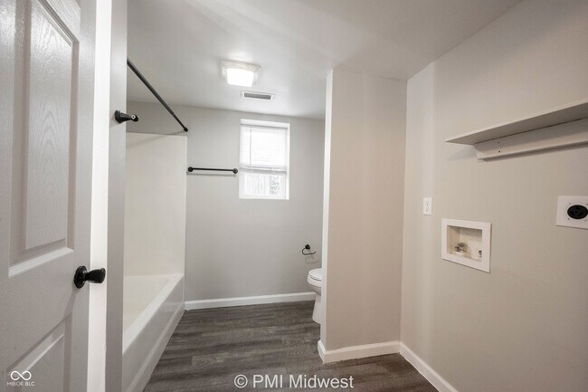 Building Photo - 955 N Traub Ave