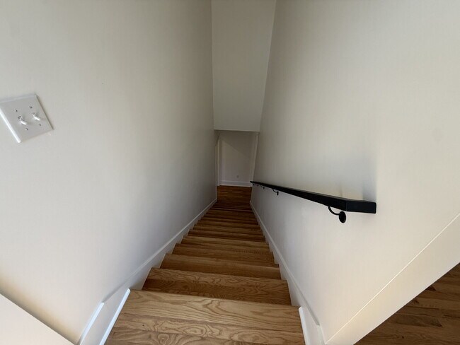 Building Photo - "Spacious 3-Bed, 3.5-Bath in the heart of East Nash