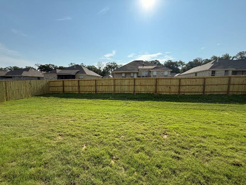 Building Photo - 122 Madisonville Dr
