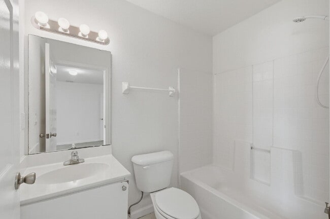 Building Photo - Quiet Cul De Sac location