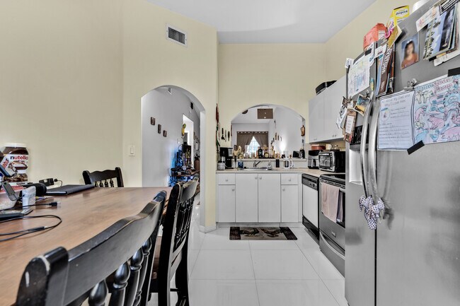 Building Photo - 3395 NE 9th Dr