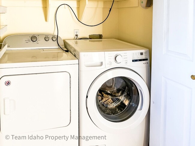 Building Photo - 5 bedrooms, 3 baths, and 3004 sqft Single Family Home