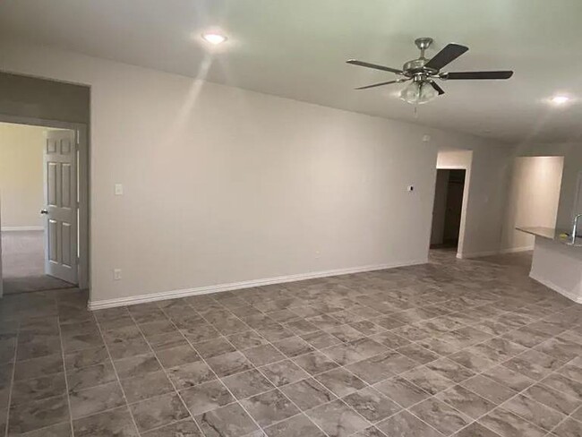 Building Photo - Beautiful 4-bedroom, 3 bathroom with NEW f...